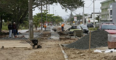 Obra na calçada de Praia de Leste se arrasta. Foto: Átila Alberti