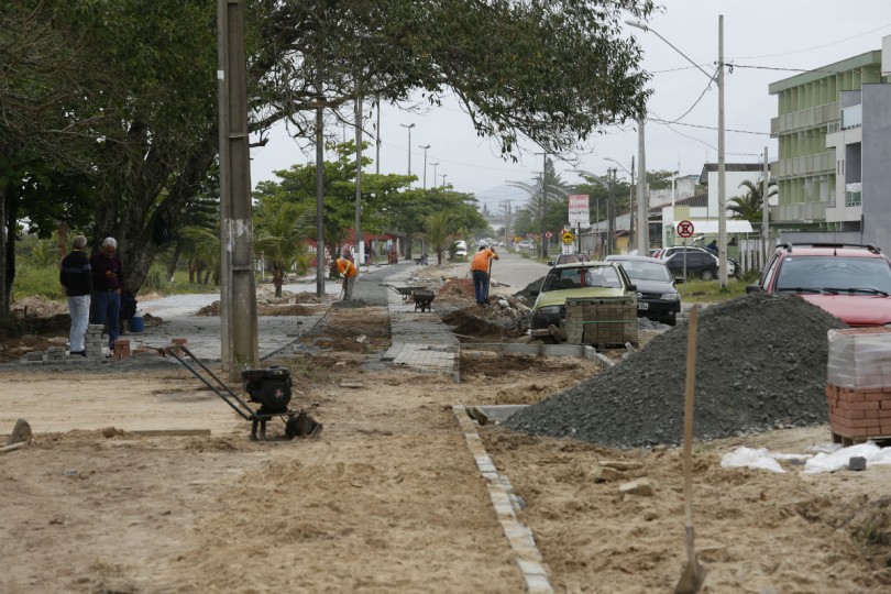 Obra na calçada de Praia de Leste se arrasta. Foto: Átila Alberti