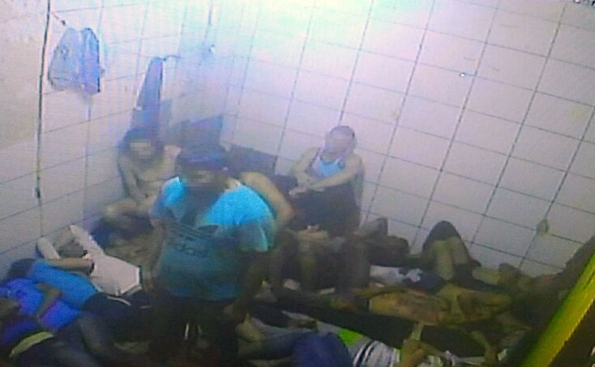 A sala, em que dezesseis pessoas estavam presas, fica antes das celas e deveria servir como área de movimentação de presos. Foto: Colaboração.