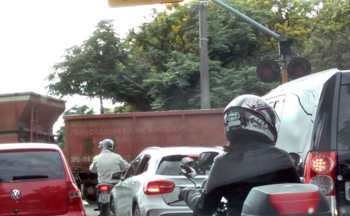 Sequencia mostra que o sinal não alertou os motoristas sobre a passagem do trem. Foto: Colaboração/Leitor.