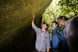 Claudemir mostra paredão da gruta, onde a arqueóloga Cláudia apontou vestígios de pinturas rupestres. Foto: Lineu Filho. 