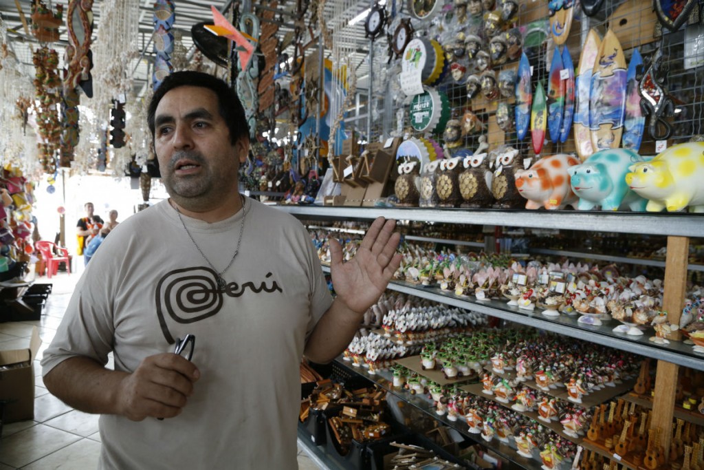 Peruano Sérgio comanda a Central do Artesanato em Guaratuba. Foto: Átila Alberti