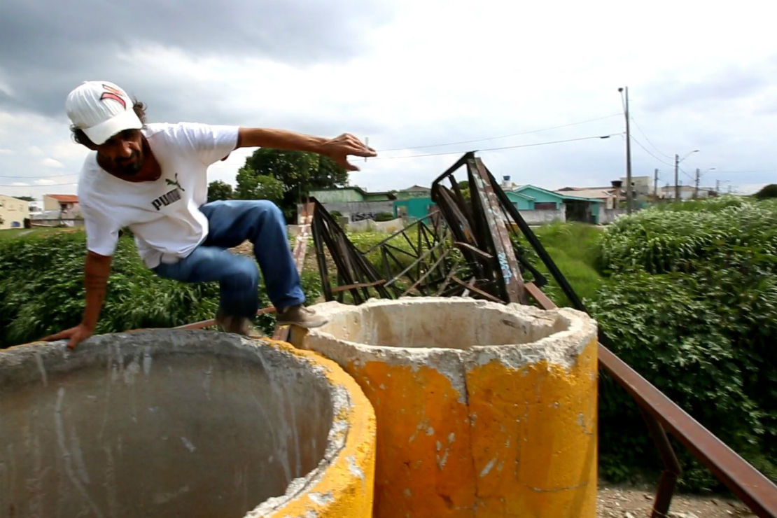 Mesmo após interdição, moradores continuam usando a ponte. Foto: Átila Alberti