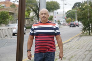 Mauro ressalta que os motoristas passam e não percebem mais os comércios. Foto: Felipe Rosa. 