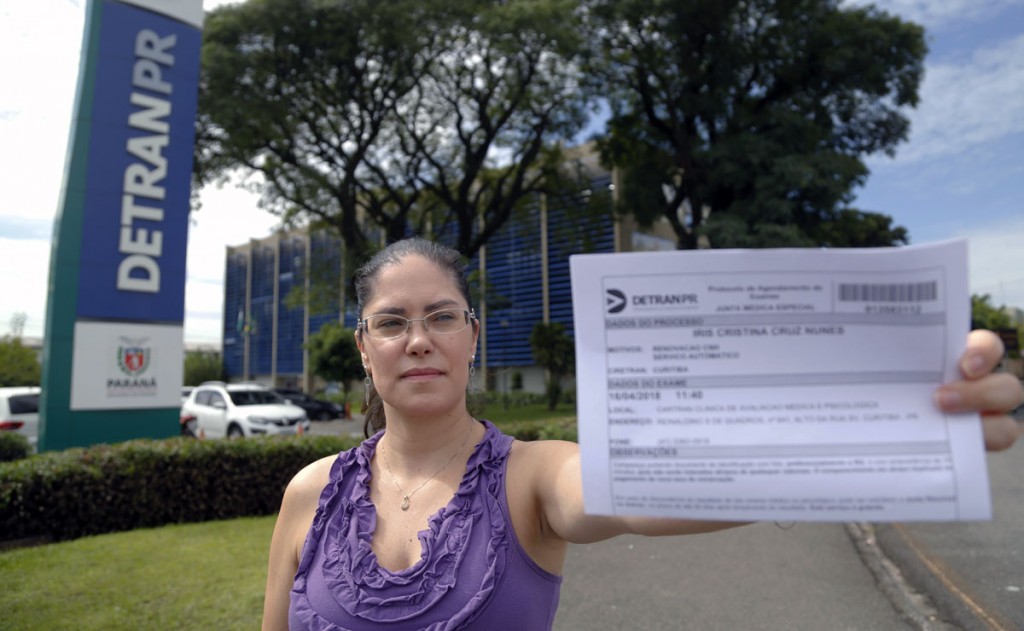 “Não é justo que eu fique impedida de dirigir pela falta de disponibilidade de atendimento deles”, diz Iris. Foto: Felipe Rosa.