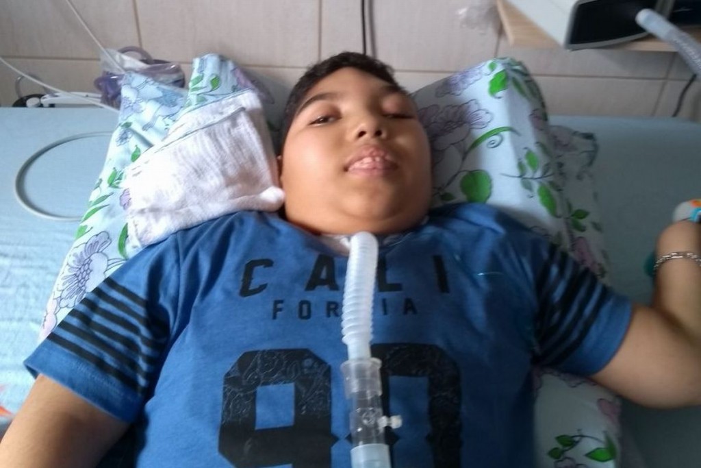 Já adolescente, Erick precisa de uma série de equipamentos para seguir seu tratamento. Foto: Arquivo pessoal