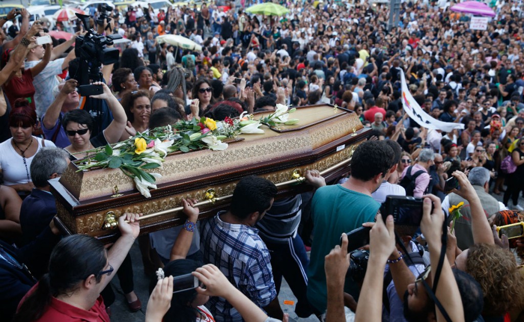 Corpo da vereadora Marielle Franco e do motorista Anderson Gomes deixa Câmara do Rio sob aplausos e pedidos por justiça. Foto: Fernando Frazão/Agência Brasil