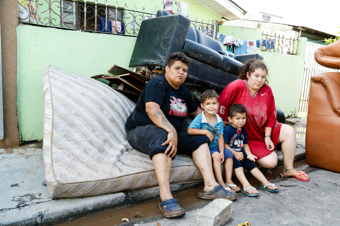 Ângela e Jesiane perderam absolutamente tudo e por pouco não conseguiram salvar as crianças. Foto: Marco Charneski