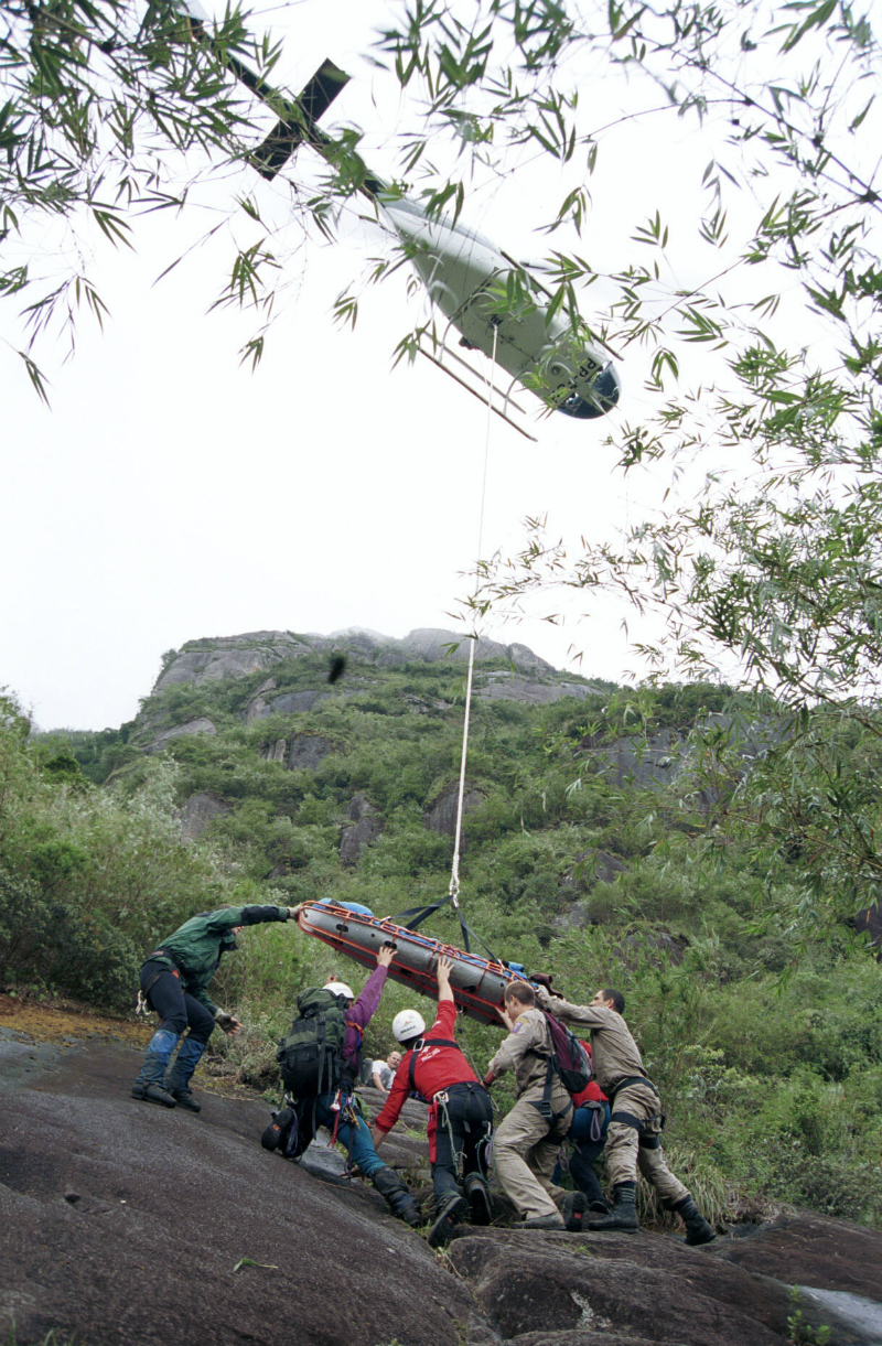 Voluntários do Cosmo entregam vítima de queda no morro aos bombeiros. Foto: Aniele Nascimento 
