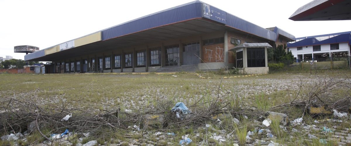 Antigas instalações do terminal da Penha e Itapemirim, no Bairro Atuba, virou uma " Zumbilândia". Foto: Átila Alberti