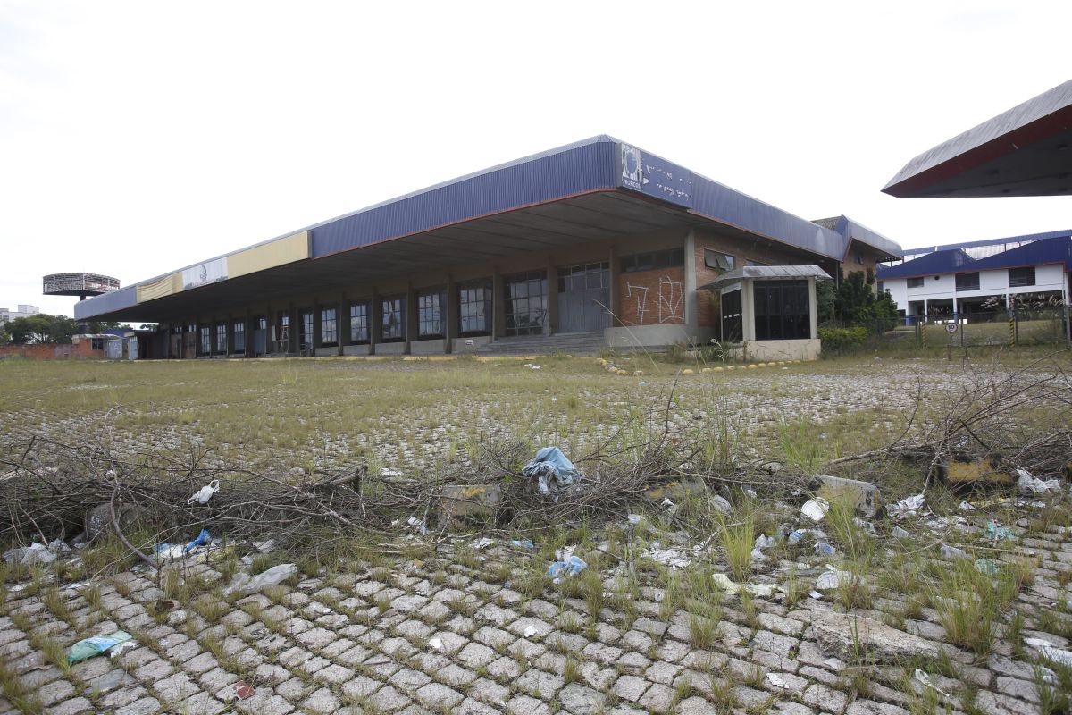 Antigas instalações do terminal da Penha e Itapemirim, no Bairro Atuba, virou uma " Zumbilândia". Foto: Átila Alberti