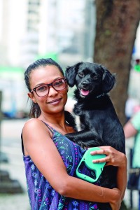 Aline Oliveira e seu cachorro Carlos já foi multada duas vezes por não recolher fezes de cachorro. Foto: Marco Charneski