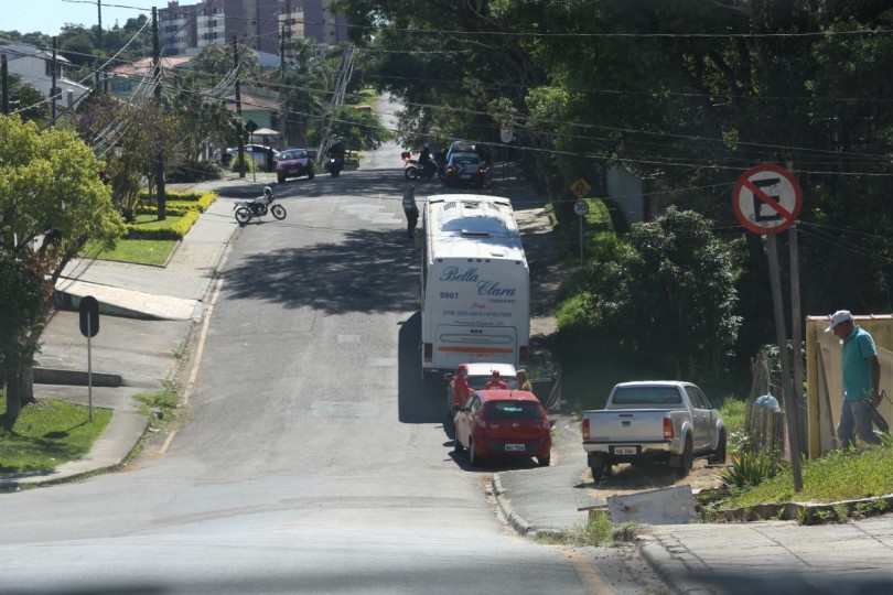 Carros estacionados irregularmente nas proximidades da sede da PF foram multados e alguns ate guinchados pelo Setran. Foto: Átila Alberti