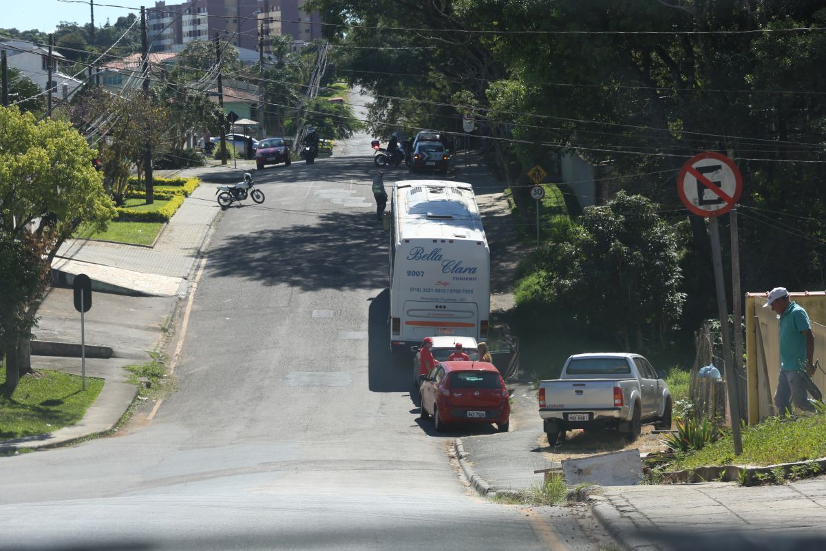 Carros estacionados irregularmente nas proximidades da sede da PF foram multados e alguns ate guinchados pelo Setran. Foto: Átila Alberti