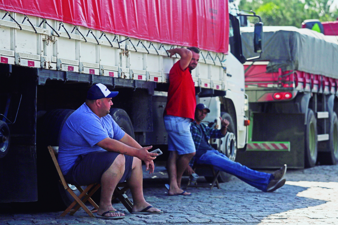 “É uma via de mão dupla. Nós os ajudamos (donos de postos) e eles nos ajudam”, diz um dos caminhoneiros. Foto: Felipe Rosa