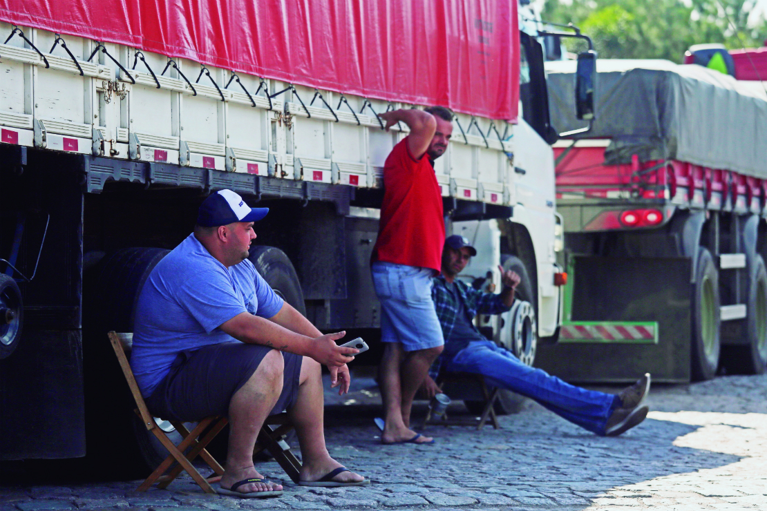 “É uma via de mão dupla. Nós os ajudamos (donos de postos) e eles nos ajudam”, diz um dos caminhoneiros. Foto: Felipe Rosa