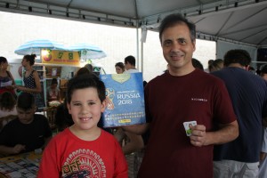 O bancário Sandro Ferreira, de 43 anos, reforça que as trocas trazem economia e que o filho, de 8 anos, acaba fazendo novos amigos durante os encontros. Foto: Átila Alberti 