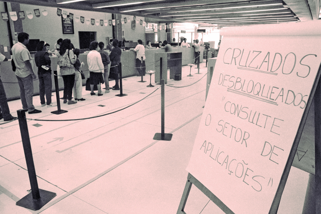 Fila de pessoas em agencia bancária pra retirar o dinheiro aplicado nas cadernetas de poupança. Foto: Estadão Conteúdo