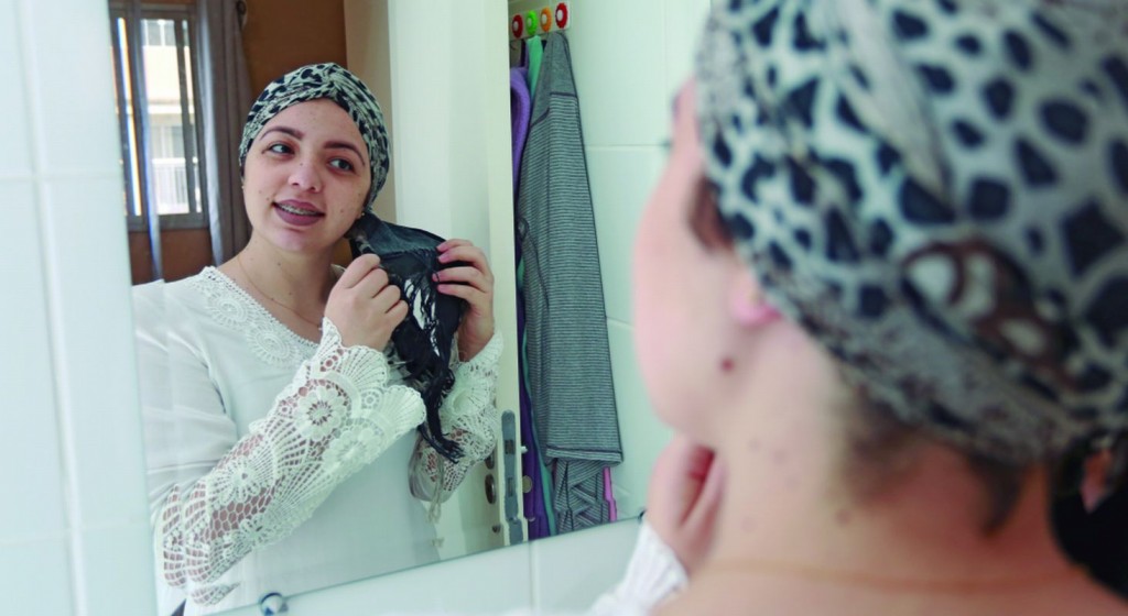 Aos 21 anos, Fernanda já encarou uma mastectomia antes. Agora, enfrentará outra. Foto: Felipe Rosa