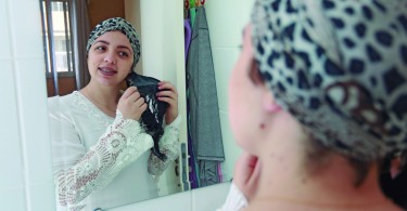 Aos 21 anos, Fernanda já encarou uma mastectomia antes. Agora, enfrentará outra. Foto: Felipe Rosa