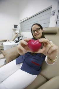 Enfermeira que trabalha coletando sangue no Hemobanco, em Curitiba, também é a maior doadora da instituição. Foto: Átila Alberti