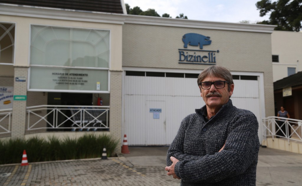 Angelo Bizinelli, um dos sócios-gerentes e neto do fundador do frigorífico, explicou como tudo começou toda a história da empresa. Foto: Felipe Rosa.