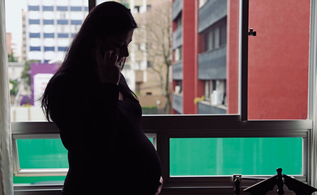 Para Mayara Stubert, 31, o susto aconteceu no mês passado. Perto de fechar os nove meses de gestação. Foto Felipe Rosa.