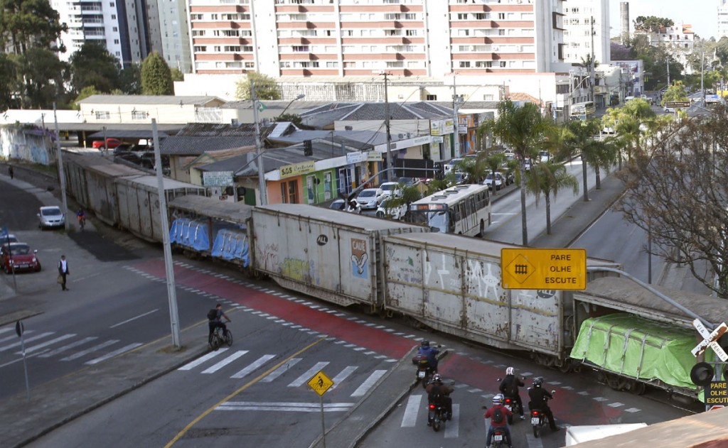 Trem corta o bairro e irrita moradores. Foto: Átila Alberti.