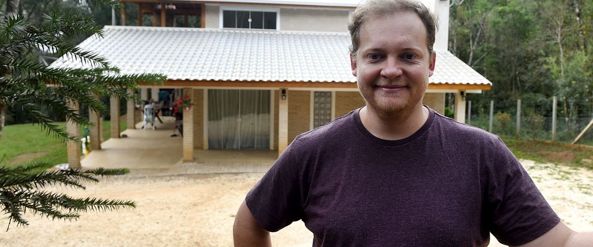 Evandro Balmant é TI na Gazeta do Povo e aprendeu como construir sua própria casa com tutoriais no Youtube. Foto: Denis Ferreira Netto/Tribuna do Paraná