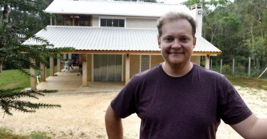 Evandro Balmant é TI na Gazeta do Povo e aprendeu como construir sua própria casa com tutoriais no Youtube. Foto: Denis Ferreira Netto/Tribuna do Paraná