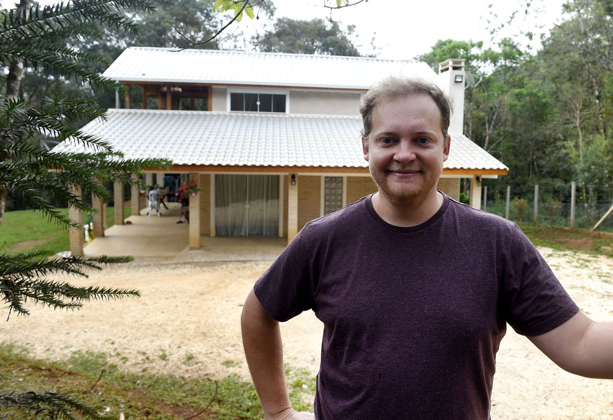 Evandro Balmant é TI na Gazeta do Povo e aprendeu como construir sua própria casa com tutoriais no Youtube. Foto: Denis Ferreira Netto/Tribuna do Paraná