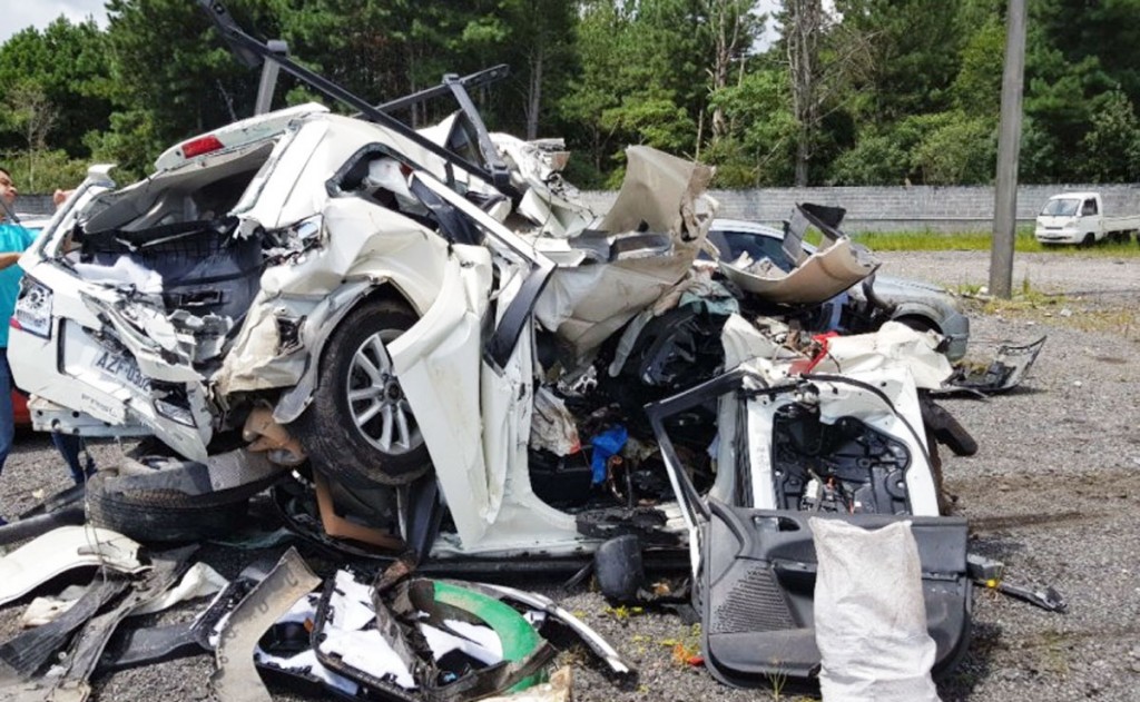 Carro ficou completamente destruído após o acidente. Foto: Arquivo.