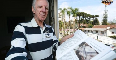 Carlos Fernandes, dentista de Curitiba, sobreviveu a um desastre aéreo nos anos 1960. Foto: Felipe Rosa / Tribuna do Paraná