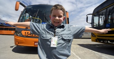 Para comemorar o Dia da Criança, a Empresa de ônibus Leblon fez uma surpresa para o garoto Diego Chaves de 5 anos. Foto: Denis Ferreira Netto/Tribuna do Paraná