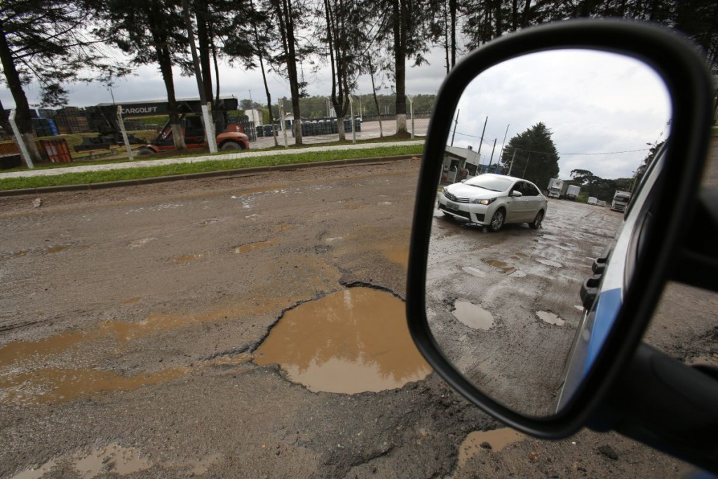 Moradores do Bairro Augusta reclamam e colocam faixas para alertar a prefeitura sobre as condições da rua Lodovico Kaminski. Foto: Átila Alberti/Tribuna do Paraná