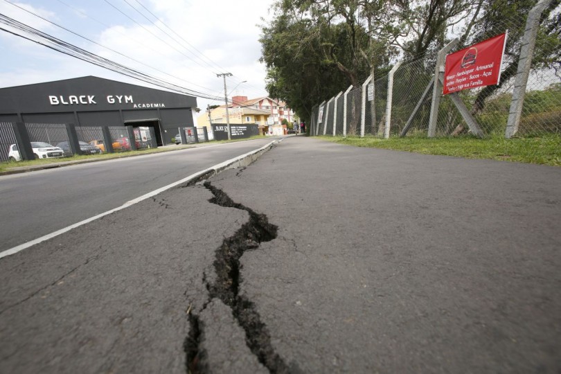 Cratera da Rua João Dembinski está se abrindo depois das ultimas obras. Foto: Átila Alberti/Tribuna do Paraná