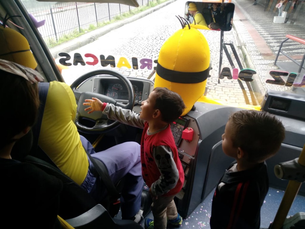 As crianças se divertiram com a decoração do 'busão' e ainda ganharam doces do motorista