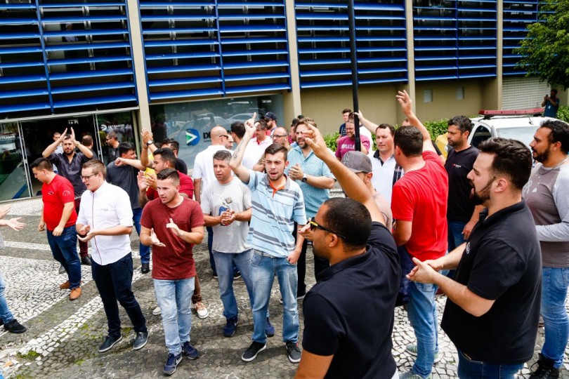 Vendedores de carro protestam em frente ao Detran de Curitiba. Foto: Marco Charneski/Tribuna do Paraná