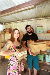 Casal Chantal e Andre cultivam criações de abelhas no bairro Botiatuvinha, em Curitiba. Foto: Marco Charneski/Tribuna do Paraná