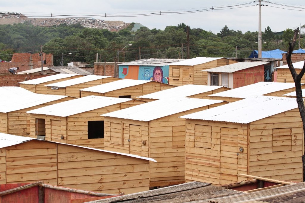 Casas são reconstruídas na Comunidade 29 de Março após incêndio que deixou localidade destruída. Foto: Gerson Klaina/Tribuna do Paraná