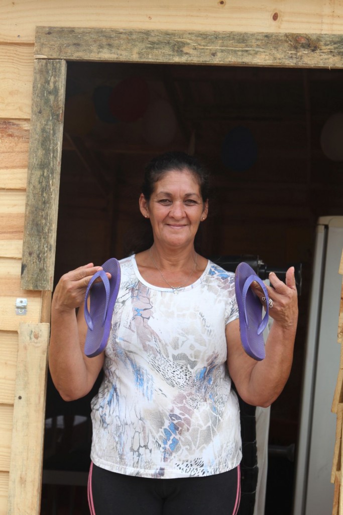 Salete Titão é uma das moradoras que recebeu a casa nova. Foto: Gerson Klaina/Tribuna do Paraná