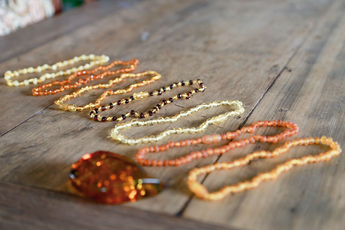 Colares de âmbar báltico para bebes prometem diminuir as dores no crescimento dos dentes e melhoras no sono. Foto: Felipe Rosa/Tribuna do Paraná