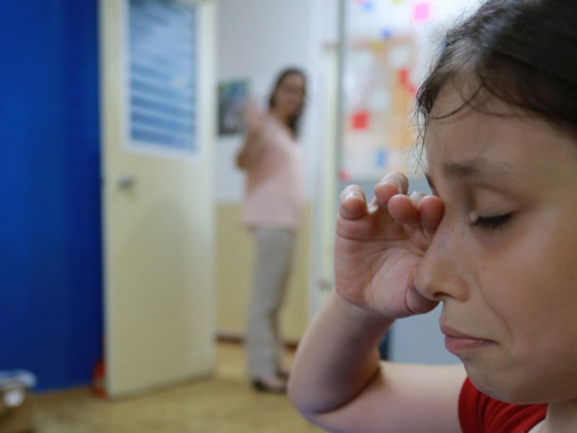 Crianças choram e não querem ficar na escola em seus primeiros dias de aula. Foto: Felipe Rosa/Tribuna do Paraná