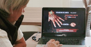 Jorge Luiz Werbitzki, perito forense que por 32 anos acumulou experiência em analisar tatuagens de cadeia. Foto: Felipe Rosa/Tribuna do Paraná