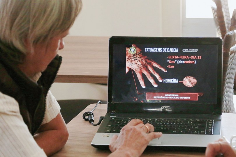 Jorge Luiz Werbitzki, perito forense que por 32 anos acumulou experiência em analisar tatuagens de cadeia. Foto: Felipe Rosa/Tribuna do Paraná