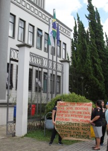Protesto na frente do Fórum de São José dos Pinhais. Gerson Klaina / Tribuna do Paraná