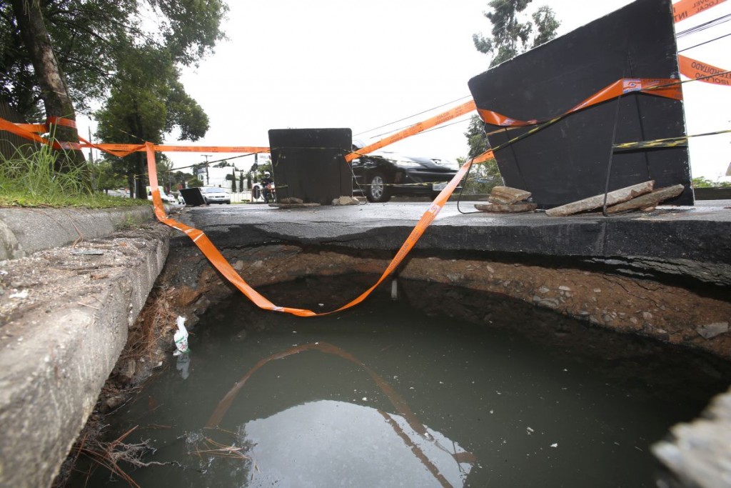 Buraco causado pelas fortes chuvas deixa o trânsito complicado na rua Eduardo Sprada no Campo Comprido. Foto: Átila Alberti/Tribuna do Paraná