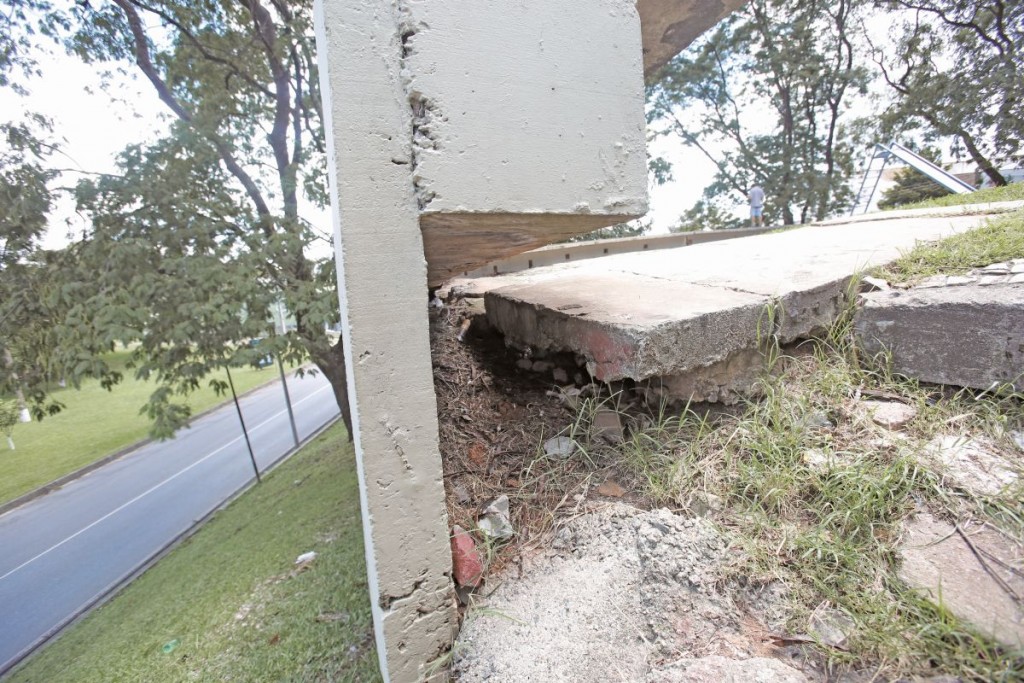 Praça das Nações, no Alto da Rua XV, corre risco de desabamento. Foto: Átila Alberti/Tribuna do Paraná