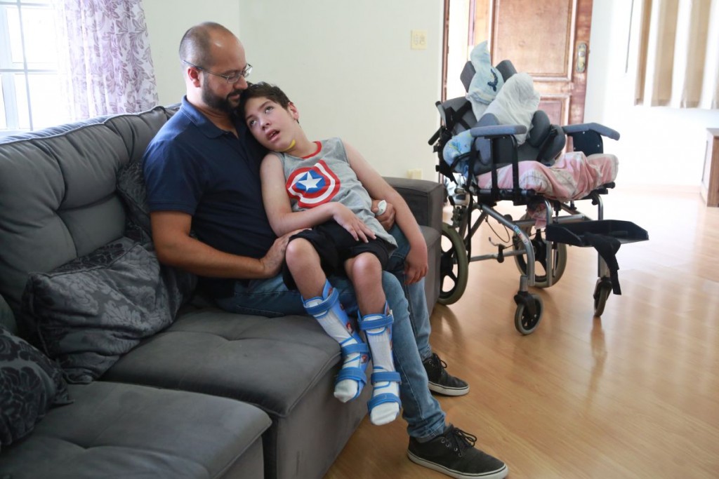 José Eduardo Fernandes, pai de Felipe que tem paralisia. Foto: Felipe Rosa/Tribuna do Paraná