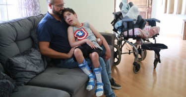 José Eduardo Fernandes, pai de Felipe que tem paralisia. Foto: Felipe Rosa/Tribuna do Paraná